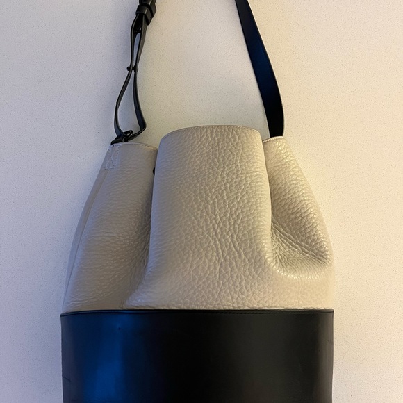 DAGNE DOVER Ava Leather Bone Onyx Bucket Bag w/ Camo lining - Picture 3 of 10